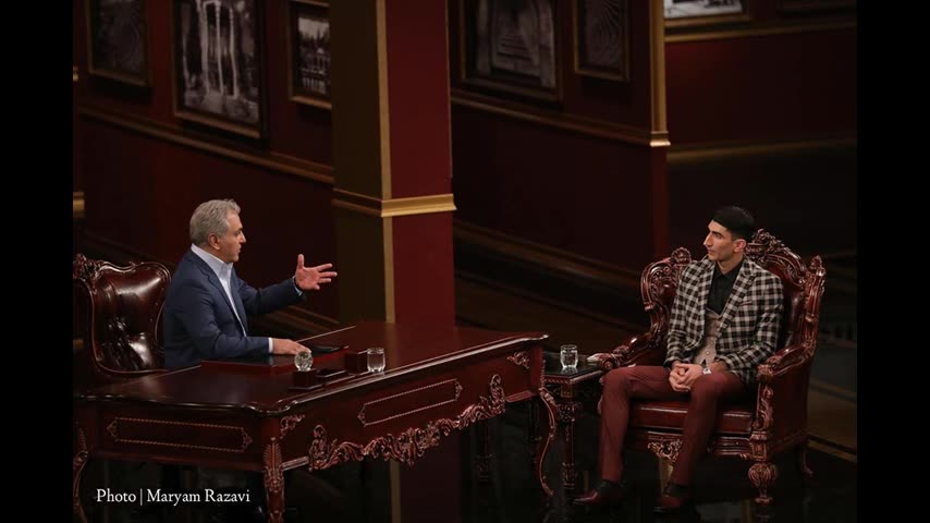 مهران مدیری در صحنه برنامه تلویزیونی دورهمی فصل چهارم به همراه علیرضا بیرانوند