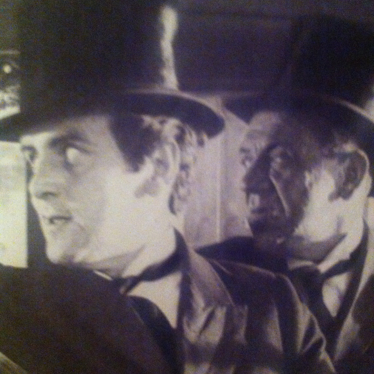 Sidney James در صحنه فیلم سینمایی Too Many Crooks به همراه George Cole