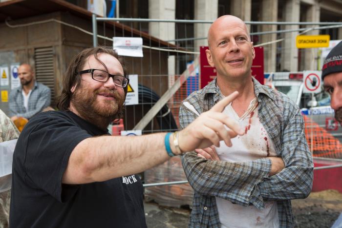 John Moore در صحنه فیلم سینمایی یک روز خوب برای جان سخت به همراه بروس ویلیس