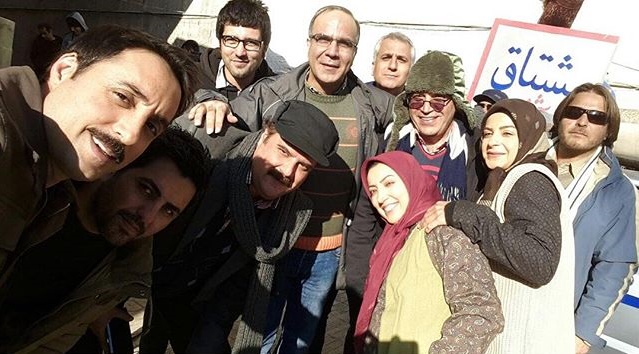 سیما تیرانداز در پشت صحنه سریال تلویزیونی پادری به همراه محمدحسین لطیفی، هومن برق‌نورد، امیرحسین رستمی و نگار عابدی