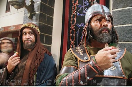 محمد صادقی در صحنه سریال تلویزیونی مختارنامه به همراه فریبرز عرب‌نیا