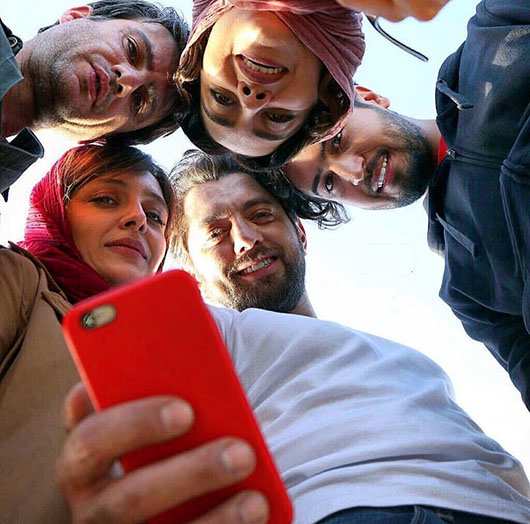 شهرام حقیقت‌دوست در پشت صحنه فیلم سینمایی زرد به همراه ساره بیات، بهرام رادان، مهرداد صدیقیان و بهاره کیان‌افشار
