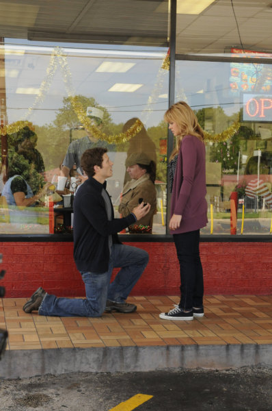 Zach Gilford در صحنه سریال تلویزیونی جمعه شب های روشن به همراه Aimee Teegarden