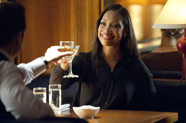 Gina Torres در صحنه سریال تلویزیونی کت پوشها