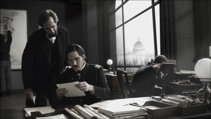 Tom Amandes در صحنه فیلم سینمایی Saving Lincoln به همراه دیوید دستمالچیان