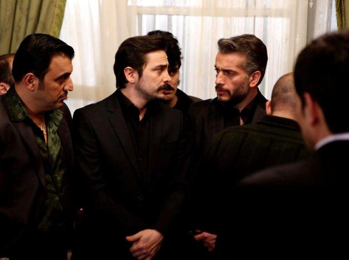 Murat Cemcir در صحنه سریال تلویزیونی سهم برادری به همراه Sinasi Yurtsever و Ahmet Kural