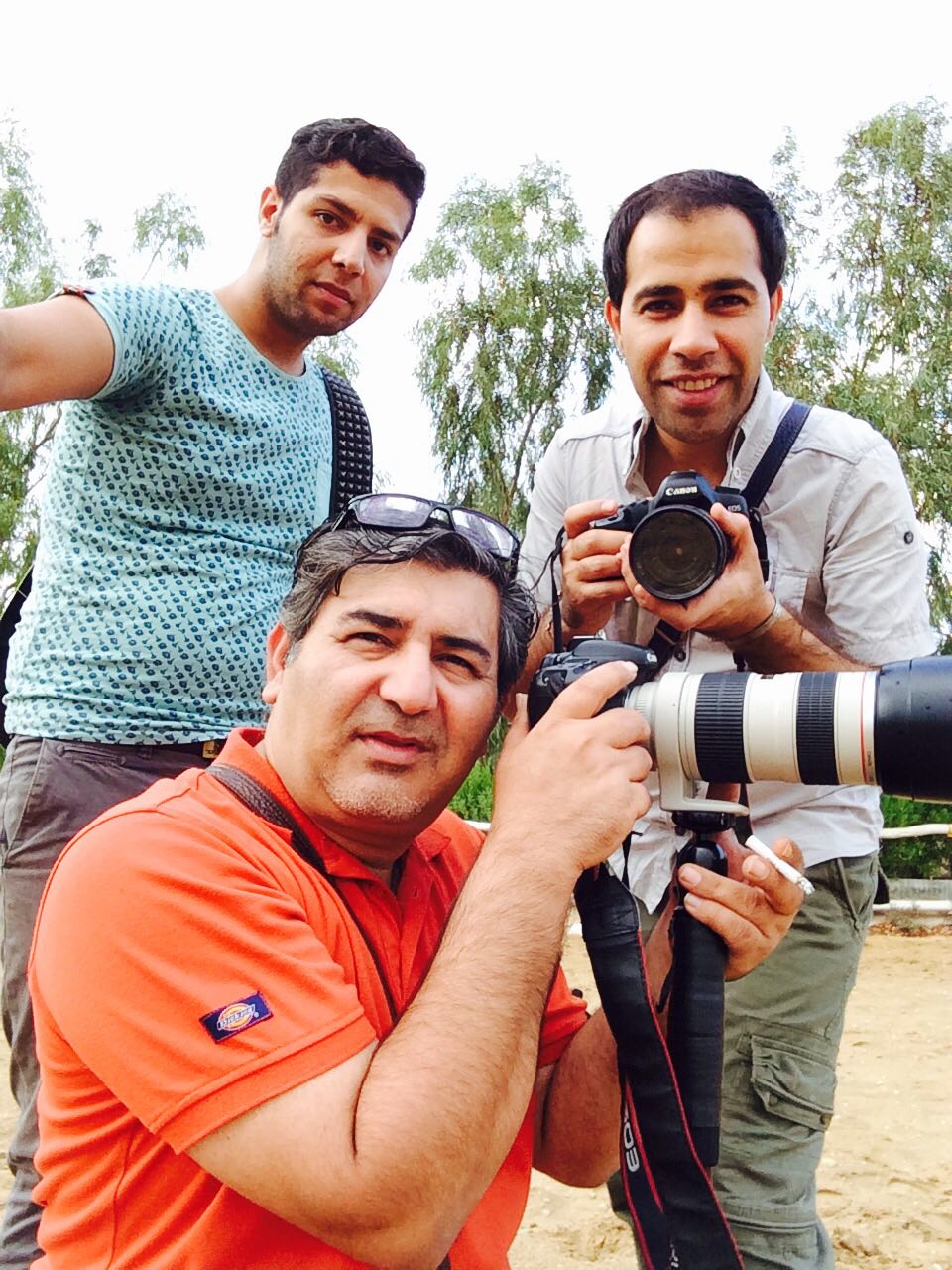 تصویری از سید عبدالحسین نواب موسوی، عکاس و بازیگر سینما و تلویزیون در حال بازیگری سر صحنه یکی از آثارش