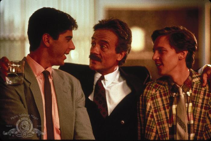 Jonathan Silverman در صحنه فیلم سینمایی آخر هفته با برنی به همراه Terry Kiser و Andrew McCarthy