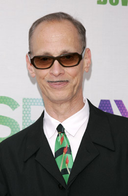 John Waters در صحنه فیلم سینمایی اسپری مو