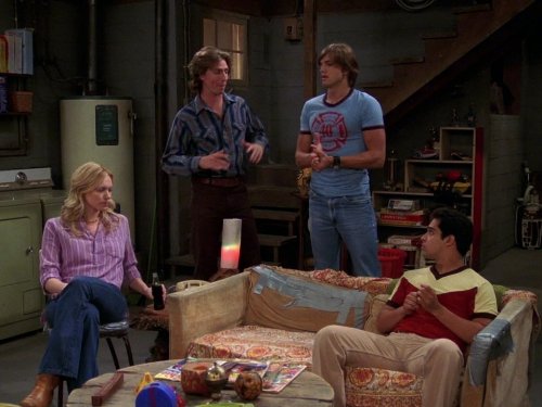 Josh Meyers در صحنه سریال تلویزیونی That '70s Show به همراه Wilmer Valderrama، لورا پرپون و Ashton Kutcher