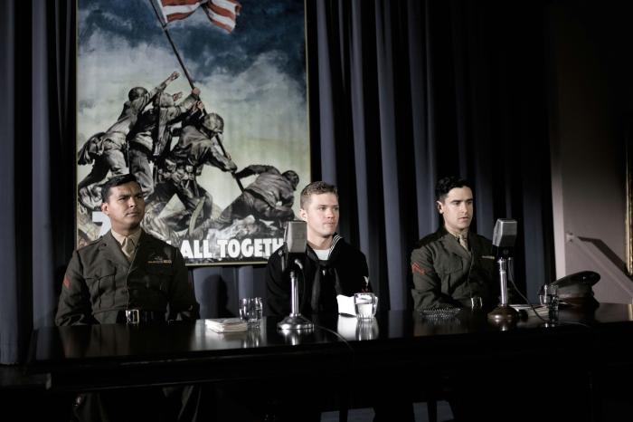 Ryan Phillippe در صحنه فیلم سینمایی پرچم پدران ما به همراه آدام بیچ و جس بردفورد