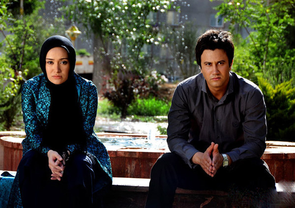 بهاره افشاری در صحنه سریال تلویزیونی فاصله‌ها به همراه شاهرخ استخری مراغه