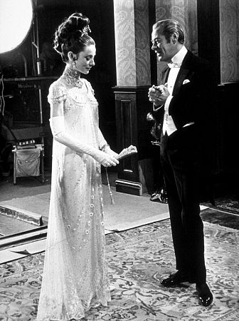 Rex Harrison در صحنه فیلم سینمایی بانوی زیبای من به همراه آدری هپبورن