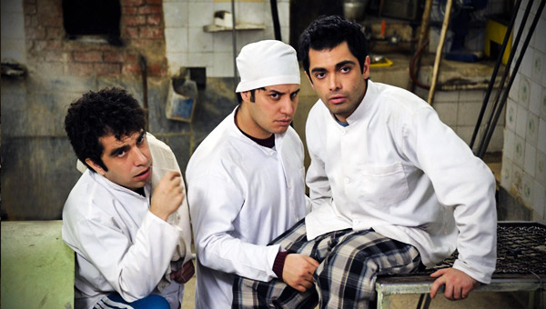 اشکان اشتیاق در صحنه سریال تلویزیونی سه دونگ، سه دونگ به همراه عباس جمشیدی‌فر و جواد عزتی