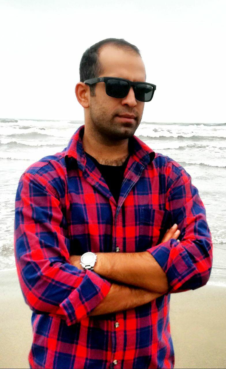 تصویری از سید حمید اسماعیلی سینما و تلویزیون در حال بازیگری سر صحنه یکی از آثارش