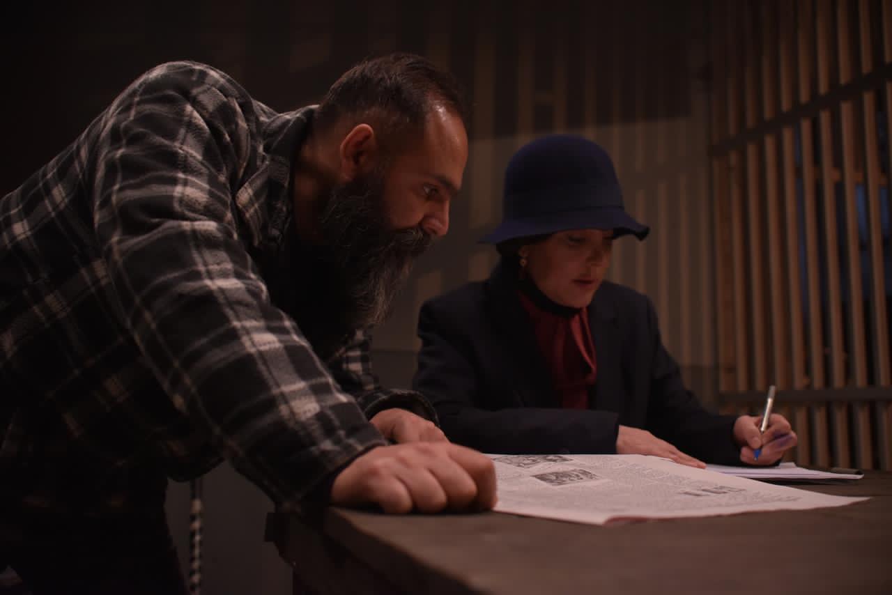 تصویری از مهدی حاجی یوسف، دستیار صداگذار و تدوینگر سینما و تلویزیون در پشت صحنه یکی از آثارش