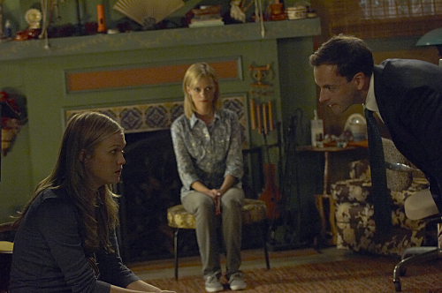 جولیا استایلز در صحنه سریال تلویزیونی دکستر به همراه جانی لی میلر و آنجلا بتیس