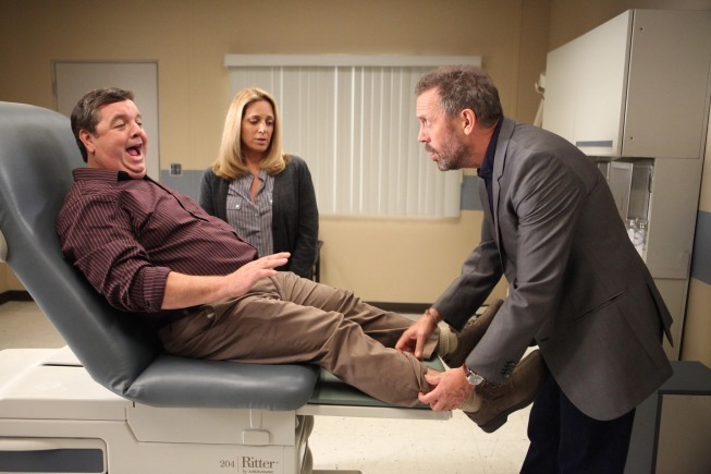 John Scurti در صحنه سریال تلویزیونی دکتر هاوس به همراه Hugh Laurie