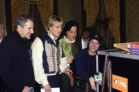 David Dobkin در صحنه فیلم سینمایی شوالیه های شانگهای به همراه جکی چان و Owen Wilson