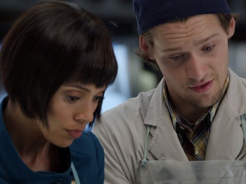 Luke Kleintank در صحنه سریال تلویزیونی استخوان ها به همراه Tamara Taylor