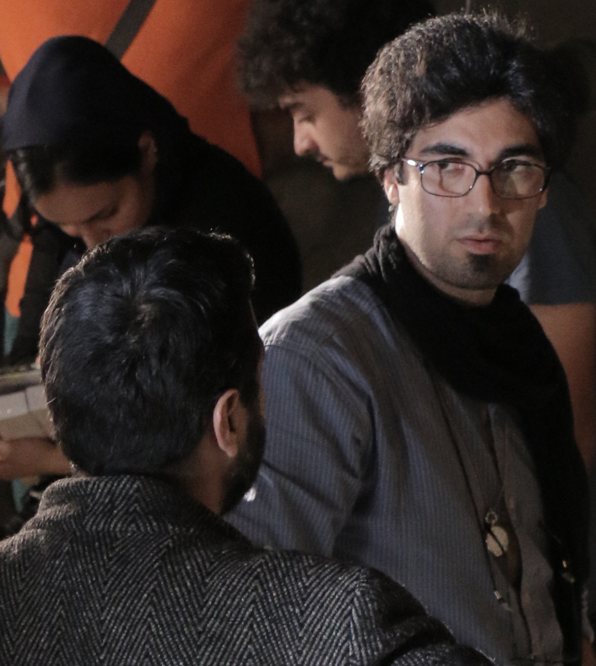 تصویری از احسان همتی سینما و تلویزیون در حال بازیگری سر صحنه یکی از آثارش