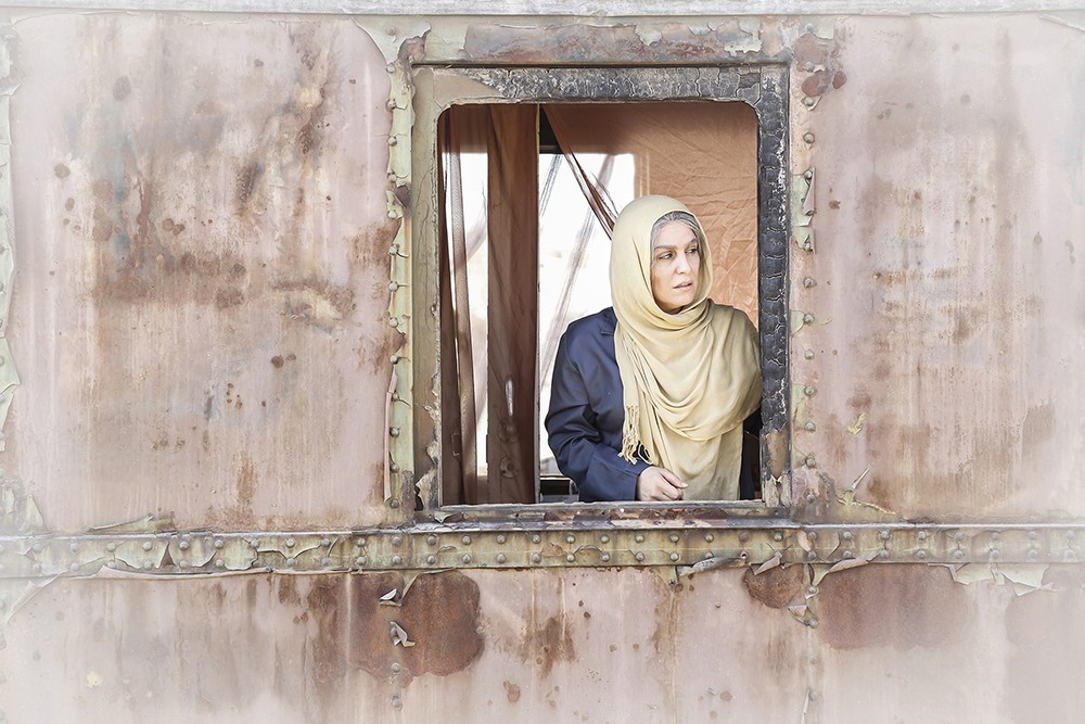ماه‌چهره خلیلی در صحنه فیلم سینمایی اشنوگل