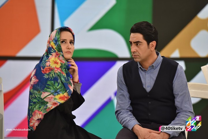 الهام حاتمی در صحنه برنامه تلویزیونی چهل تیکه به همراه محمدرضا علیمردانی