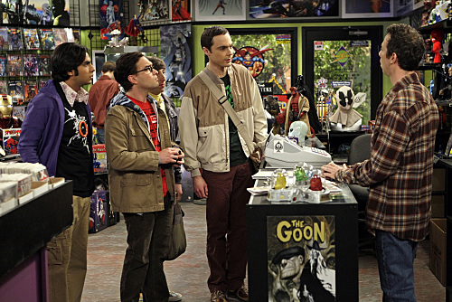 جانی گالکی در صحنه سریال تلویزیونی تئوری بیگ بنگ به همراه سیمون هلبرگ، کونال نایر، جیمز پارسونز و Kevin Sussman