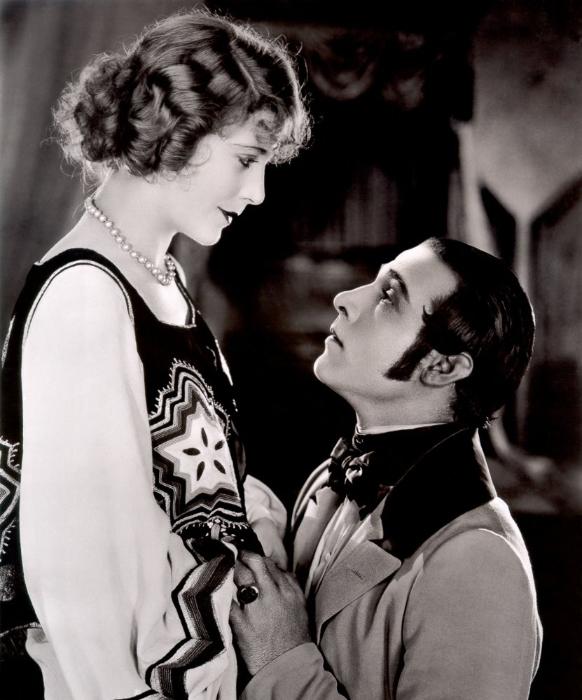 Vilma Bánky در صحنه فیلم سینمایی The Eagle به همراه Rudolph Valentino