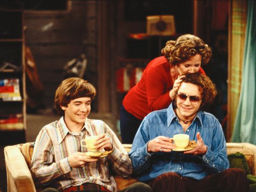 Debra Jo Rupp در صحنه سریال تلویزیونی That '70s Show به همراه Topher Grace و Danny Masterson