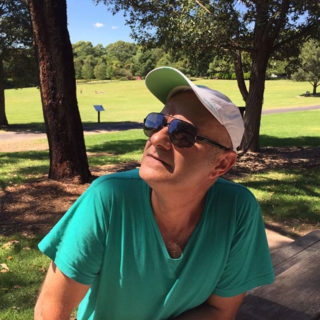 تصویری شخصی از علی عمرانی، بازیگر و کارگردان سینما و تلویزیون