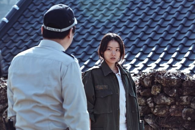 Do Won Kwak در صحنه فیلم سینمایی The Wailing به همراه وو-هی چون