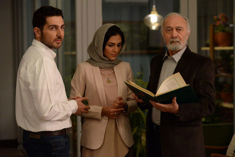 محمدرضا غفاری در صحنه فیلم سینمایی جاده قدیم به همراه هدی زین‌العابدین و پرویز پورحسینی