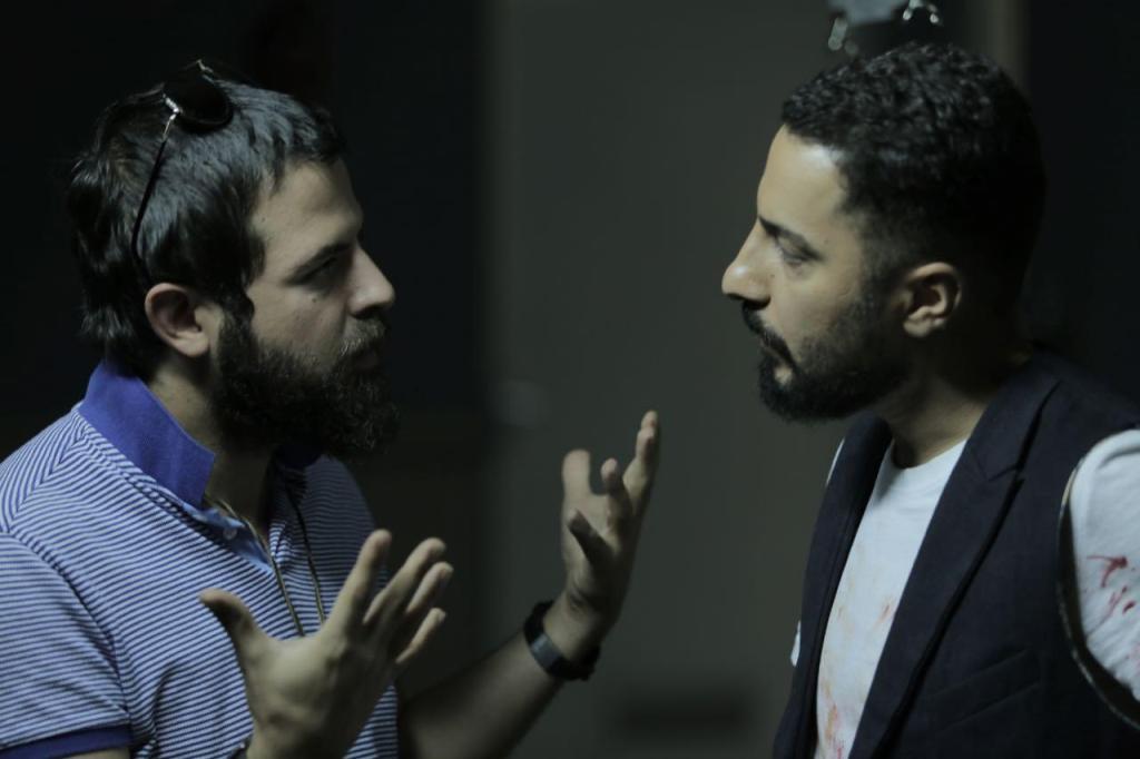نوید محمدزاده در پشت صحنه فیلم سینمایی خشم و هیاهو به همراه هومن سیدی