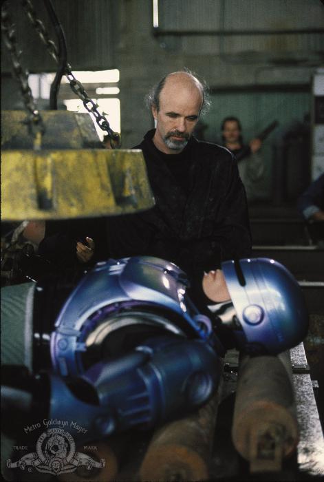 تام نونان در صحنه فیلم سینمایی پلیس آهنی ۲ به همراه پیتر ولر