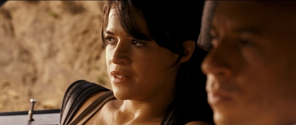 Michelle Rodriguez در صحنه فیلم سینمایی سریع و خشمگین به همراه وین دیزل