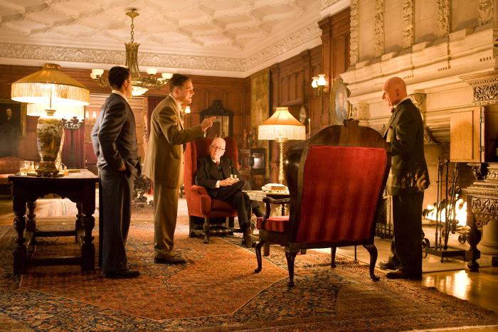 بن کینگزلی در صحنه فیلم سینمایی جزیره شاتر به همراه لئوناردو ویلهام دی کاپریو، ماکس فون سیدو و مارک روفالو