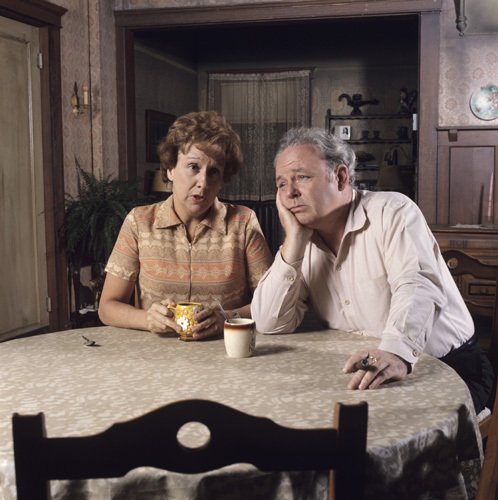 Jean Stapleton در صحنه سریال تلویزیونی All in the Family به همراه Carroll O'Connor