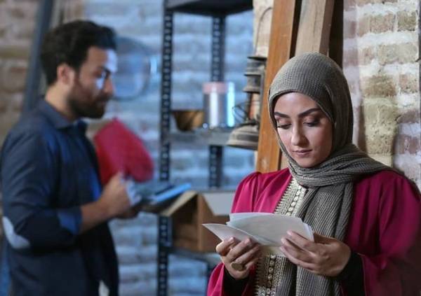 الهام طهموری در صحنه سریال تلویزیونی شرم به همراه میلاد میرزایی