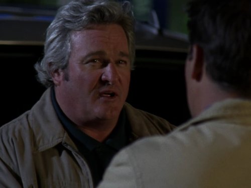 Brad Leland در صحنه سریال تلویزیونی جمعه شب های روشن