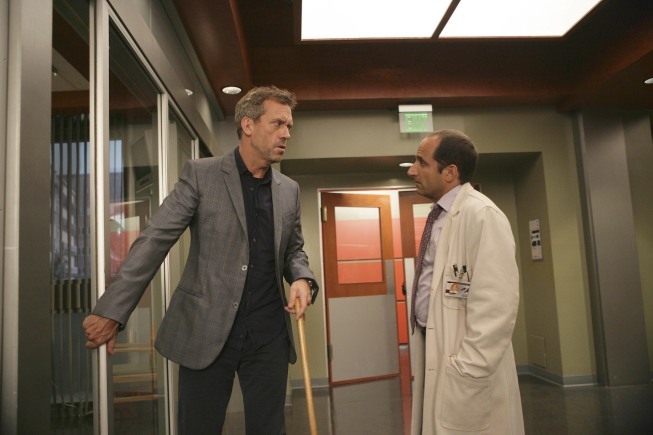 Peter Jacobson در صحنه سریال تلویزیونی دکتر هاوس به همراه Hugh Laurie