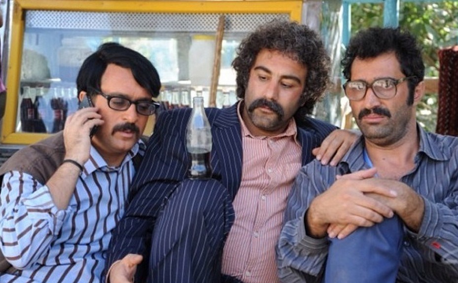 هادی کاظمی در صحنه فیلم سینمایی ایران برگر به همراه احمد مهران‌فر و محسن تنابنده