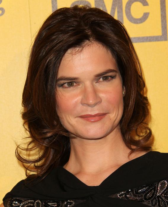 Betsy Brandt در صحنه سریال تلویزیونی برکینگ بد