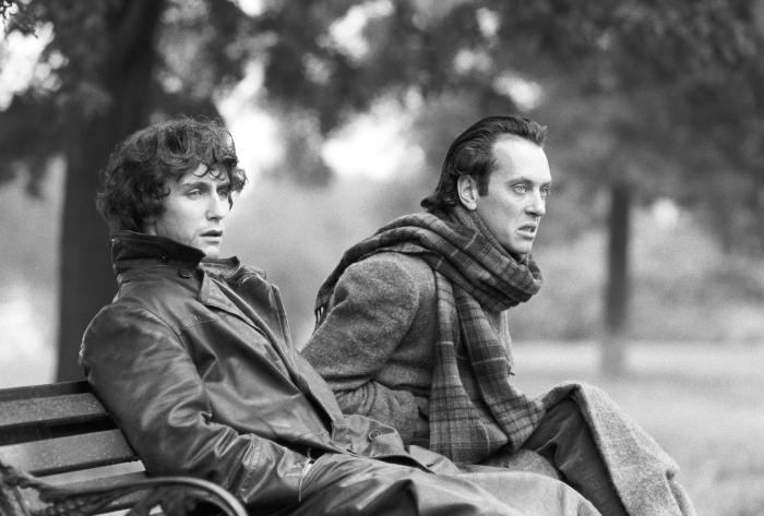 ریچارد ای گرانت در صحنه فیلم سینمایی Withnail & I به همراه پل مک گان