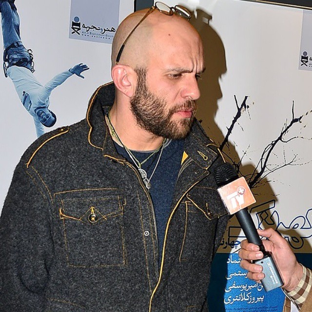 تصویری از بابک حمیدیان، بازیگر و تهیه کننده سینما و تلویزیون در حال بازیگری سر صحنه یکی از آثارش