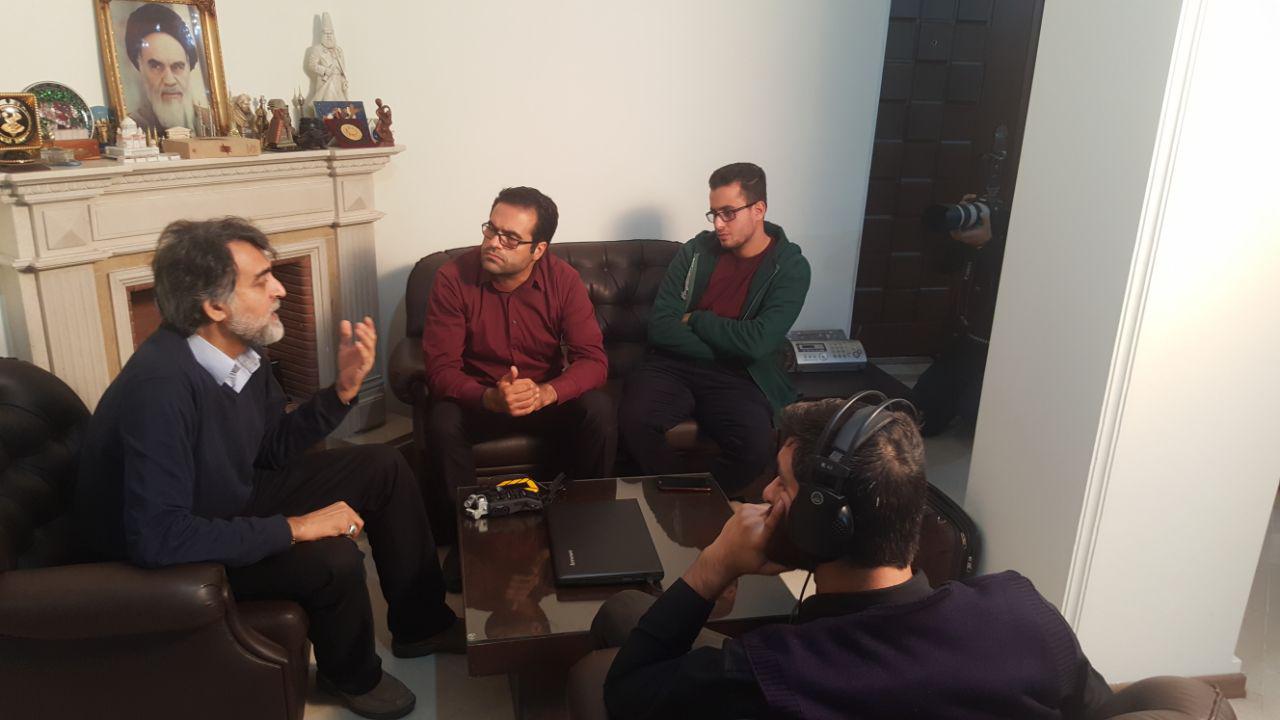 تصویری از محسن اقبال‌دوست، طراح فونت عنوان‌بندی سینما و تلویزیون در پشت صحنه یکی از آثارش