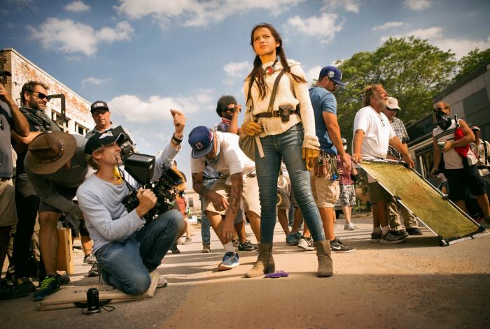 مایکل بی در صحنه فیلم سینمایی تبدیل شوندگان: آخرین شوالیه به همراه Isabela Moner