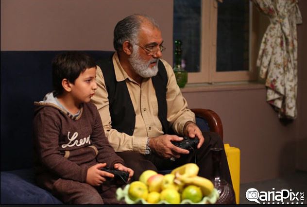 محمدرضا شیرخانلو در صحنه سریال تلویزیونی رنگ شک