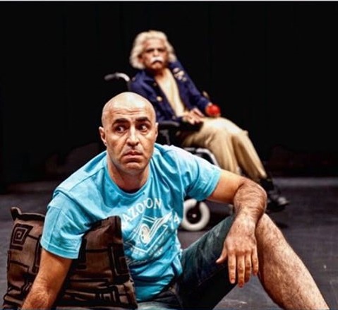 تصویری از تینو صالحی، بازیگر سینما و تلویزیون در حال بازیگری سر صحنه یکی از آثارش