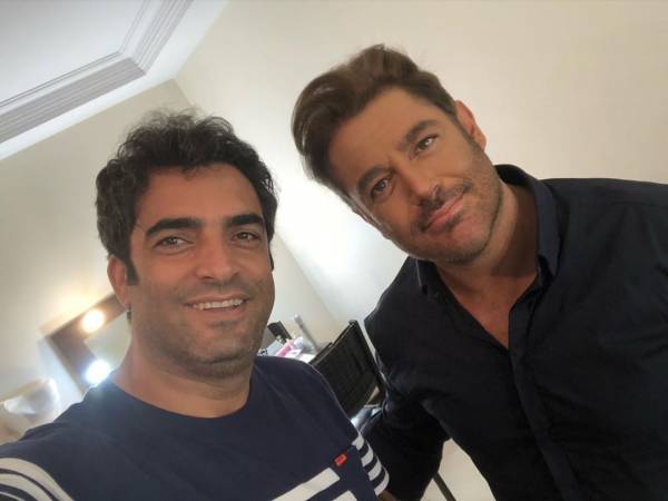 منوچهر هادی در پشت صحنه سریال شبکه نمایش خانگی گیسو به همراه محمدرضا گلزار